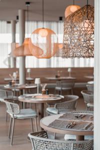 Nils am See - ADULTS ONLY餐厅或其他用餐的地方