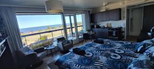 1 dormitorio con cama y vistas al océano en TIMANTTI huikein merinäkymin, en Kalajoki