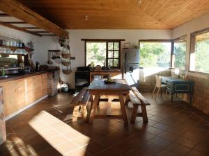 eine Küche mit einem Holztisch im Zimmer in der Unterkunft El Refugio, Escape Rural in Gámbita