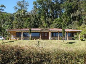 una casa en un campo de césped con árboles en El Refugio, Escape Rural, en Gámbita