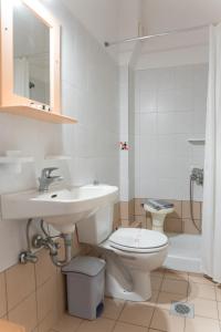 Koupelna v ubytování Ammousa Hotel Apartments + 37 fotografií