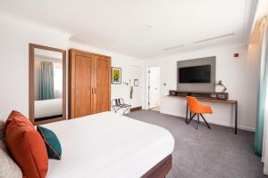 una camera d'albergo con letto e TV di Holiday Inn Birmingham Bromsgrove, an IHG Hotel a Bromsgrove