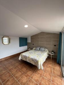 ein Schlafzimmer mit einem Bett und Fliesenboden in der Unterkunft MIRADOR SAN ROQUE in Las Palmas de Gran Canaria