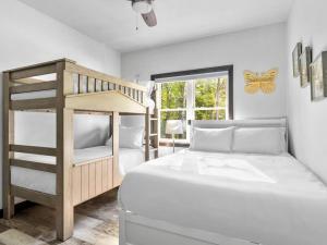 Dormitorio blanco con litera y litera en New, charming custom home, en Sturgeon Bay