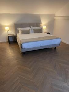 ein Schlafzimmer mit einem großen Bett mit zwei Lampen in der Unterkunft H7 Palace in Prag