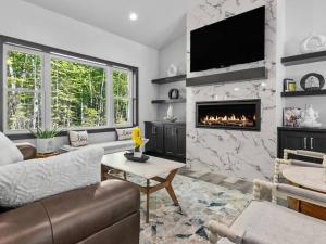 sala de estar con chimenea y TV en New, charming custom home, en Sturgeon Bay