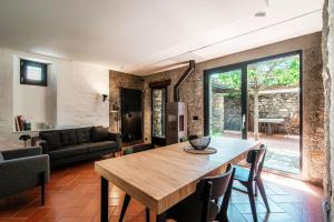 Casa Brocchi by Quokka 360 - unique design house with garden في Sorengo: غرفة معيشة مع طاولة وكراسي خشبية