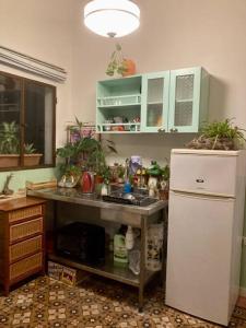 een keuken met een wastafel en een koelkast bij Magical Apartment wBalcony @Jaffa in Tel Aviv