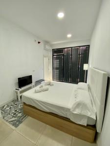 um quarto com uma cama grande e uma televisão em El Mosaico Apartment em Valência