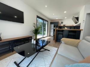 un soggiorno con divano e tavolo di Villa-jacuzzi-1chb-jardin-10minsAixEnPce-QuartierChic a Meyrargues