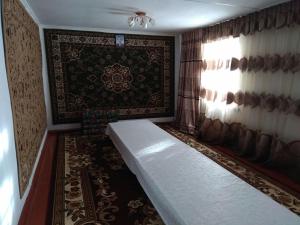 KyzartにあるSong-Kul Kyzart, GH Aliaのベッド、カーテン、窓が備わる客室です。
