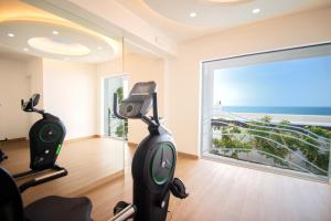 an exercise room with a view of the ocean at Hotel Servigroup Montíboli in Villajoyosa