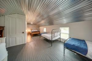 Zimmer mit einem Bett und einem Schlafzimmer mit einer Decke in der Unterkunft Historical Magnesia Springs Home, Near Kayaking! in Cambridge Springs