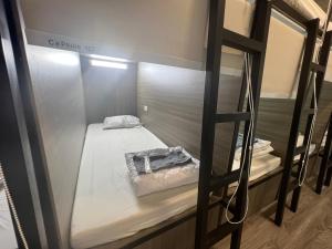 - deux lits superposés dans une chambre dans l'établissement 8h-hostel, à Hô-Chi-Minh-Ville