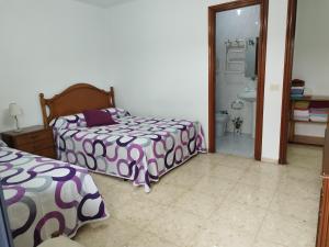 1 dormitorio con 2 camas y ducha en JARDIN, TERRAZA Y BARBACOA, en O Grove