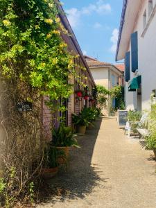 un callejón con macetas al lado de un edificio en l'auberge, en Gamarde-les-Bains