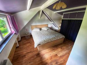 een slaapkamer met een bed in de hoek van een kamer bij Le Mesnil Champêtre in Ouville-la-Rivière