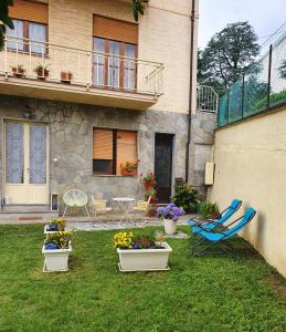 une maison avec trois pots de fleurs dans la cour dans l'établissement Fiori e Frutti - Appartamento Economy, à Almese