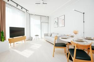 Μια τηλεόραση ή/και κέντρο ψυχαγωγίας στο Pärnu Getaway apartment in the city center. Keyless