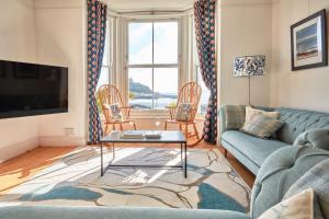 Ocean Villas في مرزيون: غرفة معيشة مع أريكة وطاولة