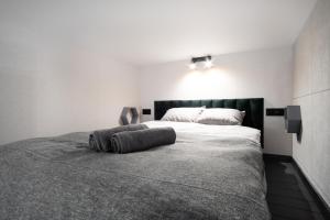 una camera da letto con un grande letto con una coperta grigia di Dream Aparts - Piotrkowska 126 a Łódź