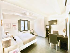 um quarto de hotel com uma cama e uma secretária em CASAJOY, LGLL2, Aix en Provence em Aix-en-Provence
