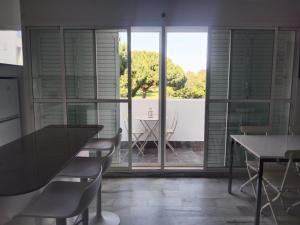 comedor con mesa y sillas y patio en Apartamento Retama Golf I, en Chiclana de la Frontera