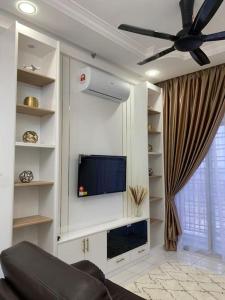un soggiorno con divano e TV a schermo piatto di Kita Impian Residence @ Cybersouth a Kampung Dengkil