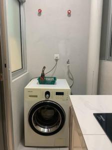 - Lavadora y secadora en una habitación pequeña en Kita Impian Residence @ Cybersouth, en Kampung Dengkil