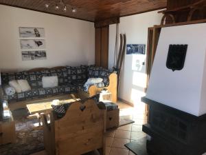 ein Wohnzimmer mit einem Sofa und einem TV in der Unterkunft Chalet Individuel Orcières Merlette 1850m Pied des Pistes Vue Magnifique sur les Montagnes in Orcières