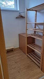 Poschodová posteľ alebo postele v izbe v ubytovaní Apartmán Pálenica II