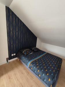 ein kleines Bett in der Ecke eines Zimmers in der Unterkunft Le Clos du Parc Galamé in Loon-Plage