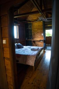 sypialnia z łóżkiem w drewnianym domku w obiekcie Au Dy-Na N°2 w mieście Petite-Île