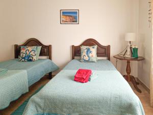 1 dormitorio con 2 camas con sábanas verdes en Jardins do Mar - BY BEDZY, en Albufeira