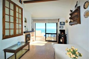 sala de estar con vistas al océano en Jardins do Mar - BY BEDZY, en Albufeira