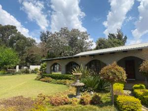 una casa in mattoni con giardino di fronte di Zacks Country Stay a Krugersdorp