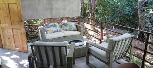 a patio with two chairs and a couch on a porch at Selva Linda Lodge jungle wildlife vue and birdwatching in Quepos