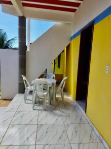 - une table et des chaises blanches sur la terrasse dans l'établissement Dunas Bar&Hotel, à Canoa Quebrada