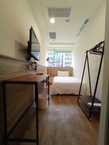 1 dormitorio con 1 cama y escritorio en una habitación en Happiness meworld en Taipéi