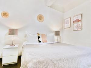 um quarto branco com uma cama e uma mesa de cabeceira em CASAJOY, LGLL2, Aix en Provence em Aix-en-Provence