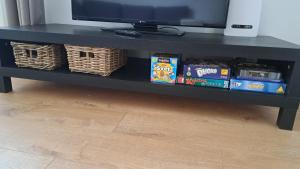 Televízia a/alebo spoločenská miestnosť v ubytovaní Apartmán Pálenica II
