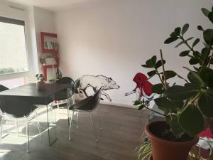 a dining room with a table and a dog on the wall at Appartement Street-art in Paris