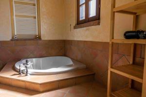 La salle de bains est pourvue d'une baignoire et d'un lavabo. dans l'établissement Agriturismo Scaforno Vacanze, à Castelnuovo della Misericordia