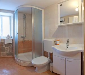 Un baño con ducha, inodoro y lavabo. en Apartments Antica, en Split 44 fotos más