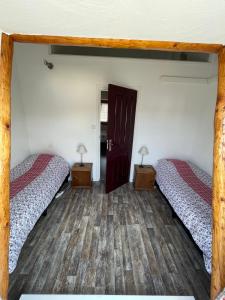 1 dormitorio con 2 camas y 2 lámparas en las mesas en Holiday in Spakenburg Ootje, en Spakenburg