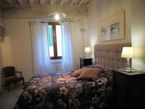 a bedroom with a bed and a window at Casa Marzia in Montevarchi