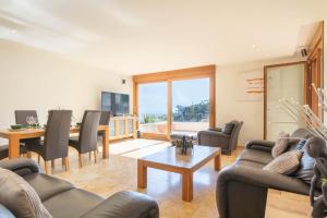 een woonkamer met een tafel en stoelen en een eetkamer bij Marbella Mountain With Sea View And Pool - Happy Rentals in Marbella