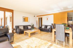 een woonkamer met lederen meubels en een tafel bij Marbella Mountain With Sea View And Pool - Happy Rentals in Marbella