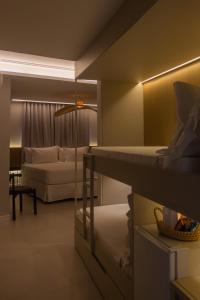 - une chambre avec 2 lits superposés et un canapé dans l'établissement Tintto Hotel, à Fortaleza