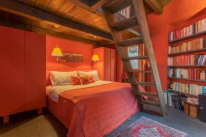 een slaapkamer met een stapelbed en een ladder bij La Corte Degli Artisti by Rent All Como in Blevio